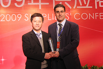 auszeichnung-dongfeng-peugeot-citroen-automobile-company_2009_info Qiang Chen, Head of Sales Brose South China (left) and Marc Bourgeois, General Manager of Brose Wuhan picked up the "Special Contribution Award" at the supplier conference held by Dongfeng Peugeot Citroen Automobile Company Ltd. on the behalf of all the employees at the Brose plant in Wuhan.